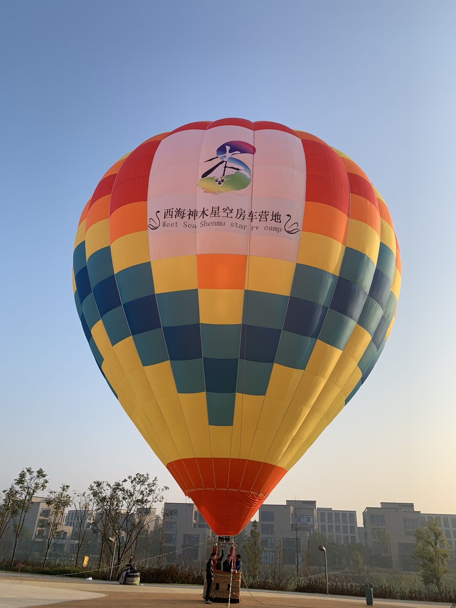 西海神木星空房车营地载人气球