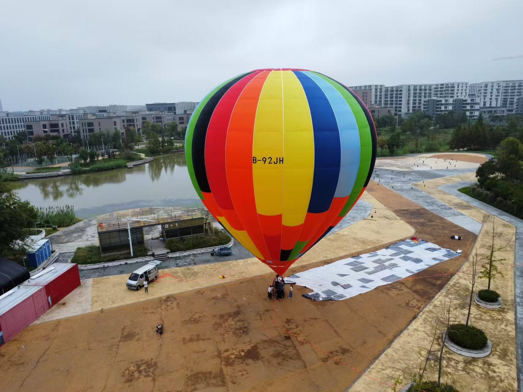 B-92JH彩虹条纹载人气球俯拍