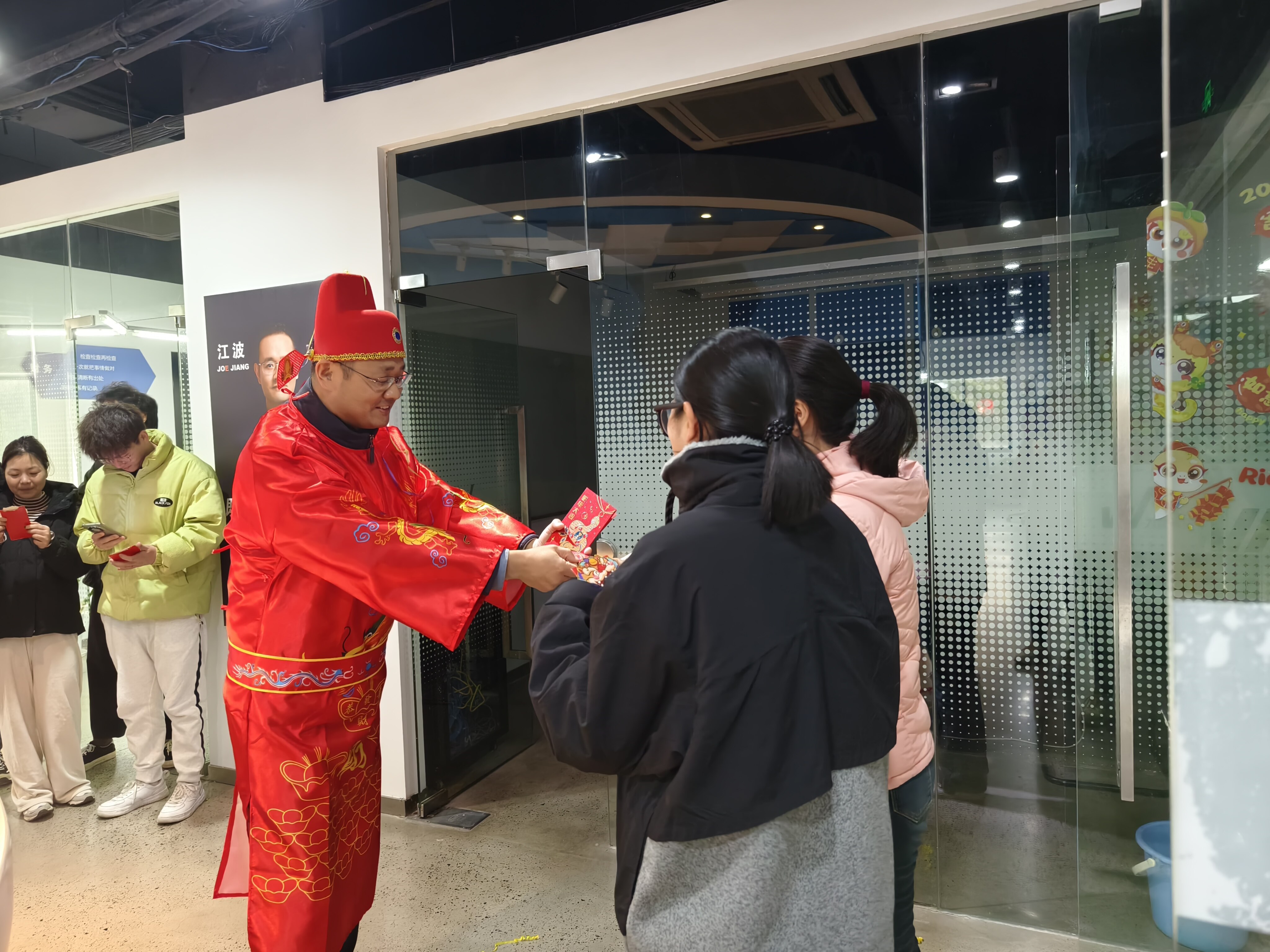 开工活动 - 财神发红包