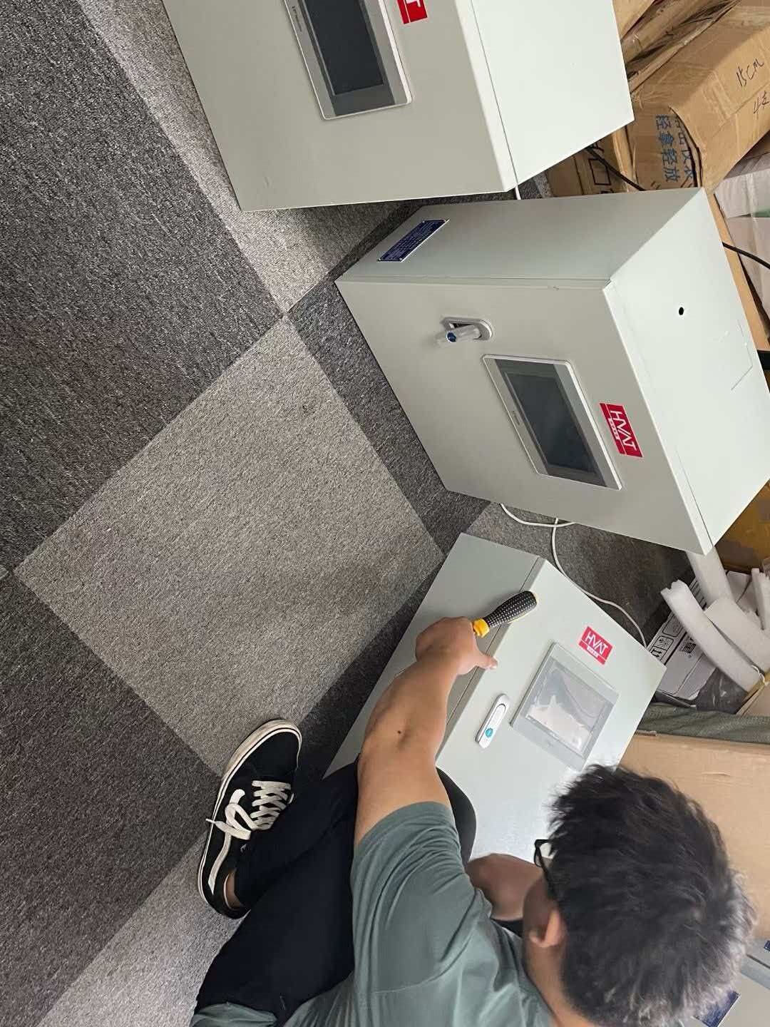 温控电柜装配作业现场