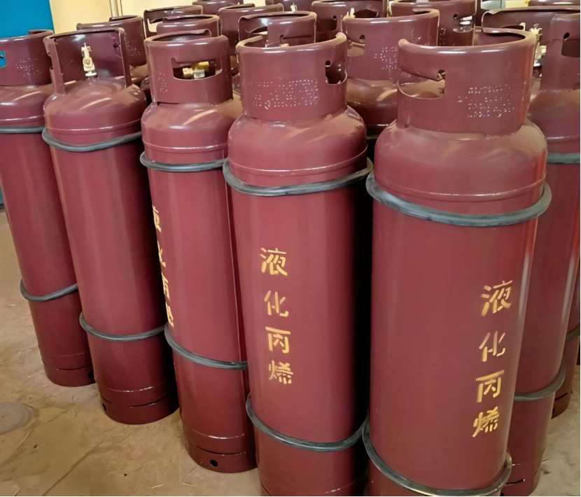 液化丙烯钢瓶实拍 - 整齐排列的红色气瓶，瓶身印有金色液化丙烯字样