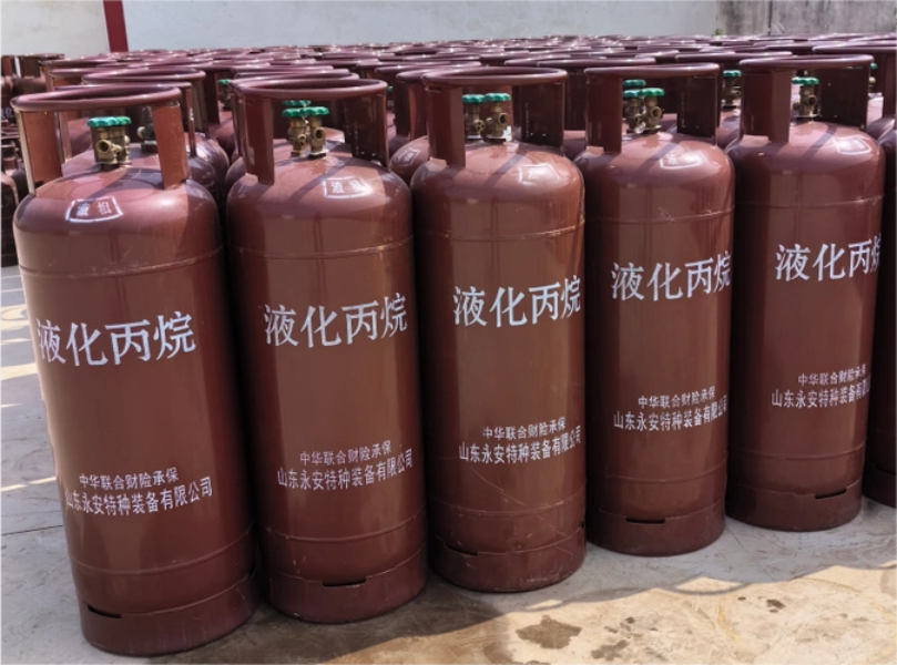 液化丙烷钢瓶实拍 - 整齐排列的棕色气瓶，瓶身印有白色液化丙烷字样