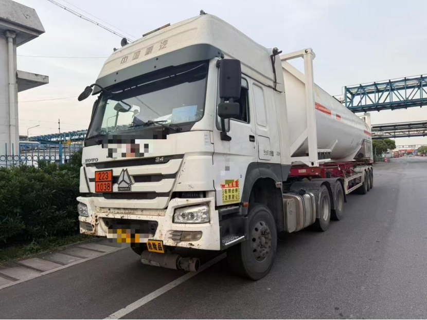 乙烯坦克罐运输车辆 - 白色危化品运输车