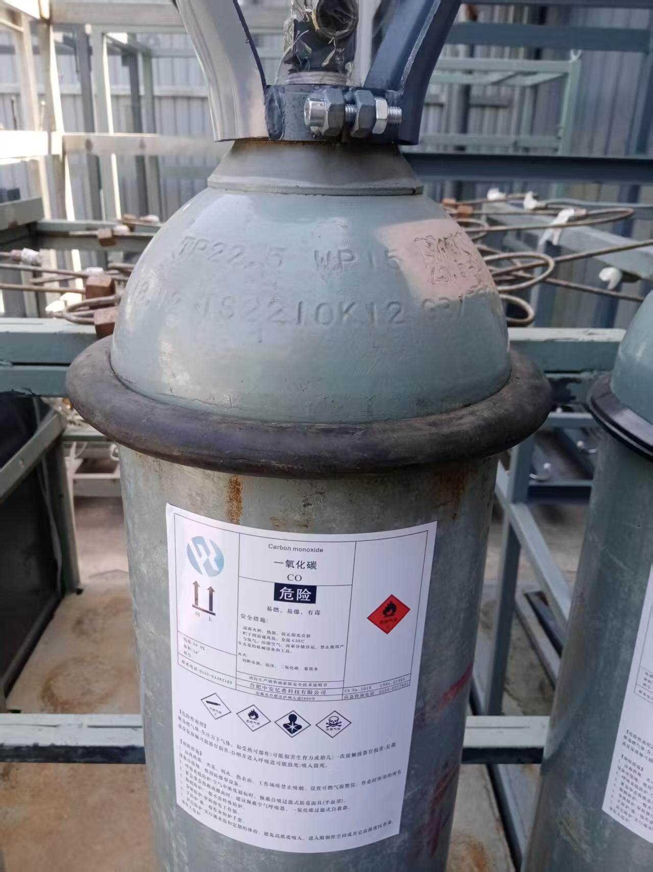 一氧化碳钢瓶标签特写 - 显示危险品标识和安全措施说明