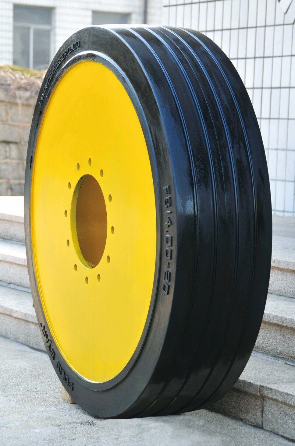 VENTED SOLID TIRES