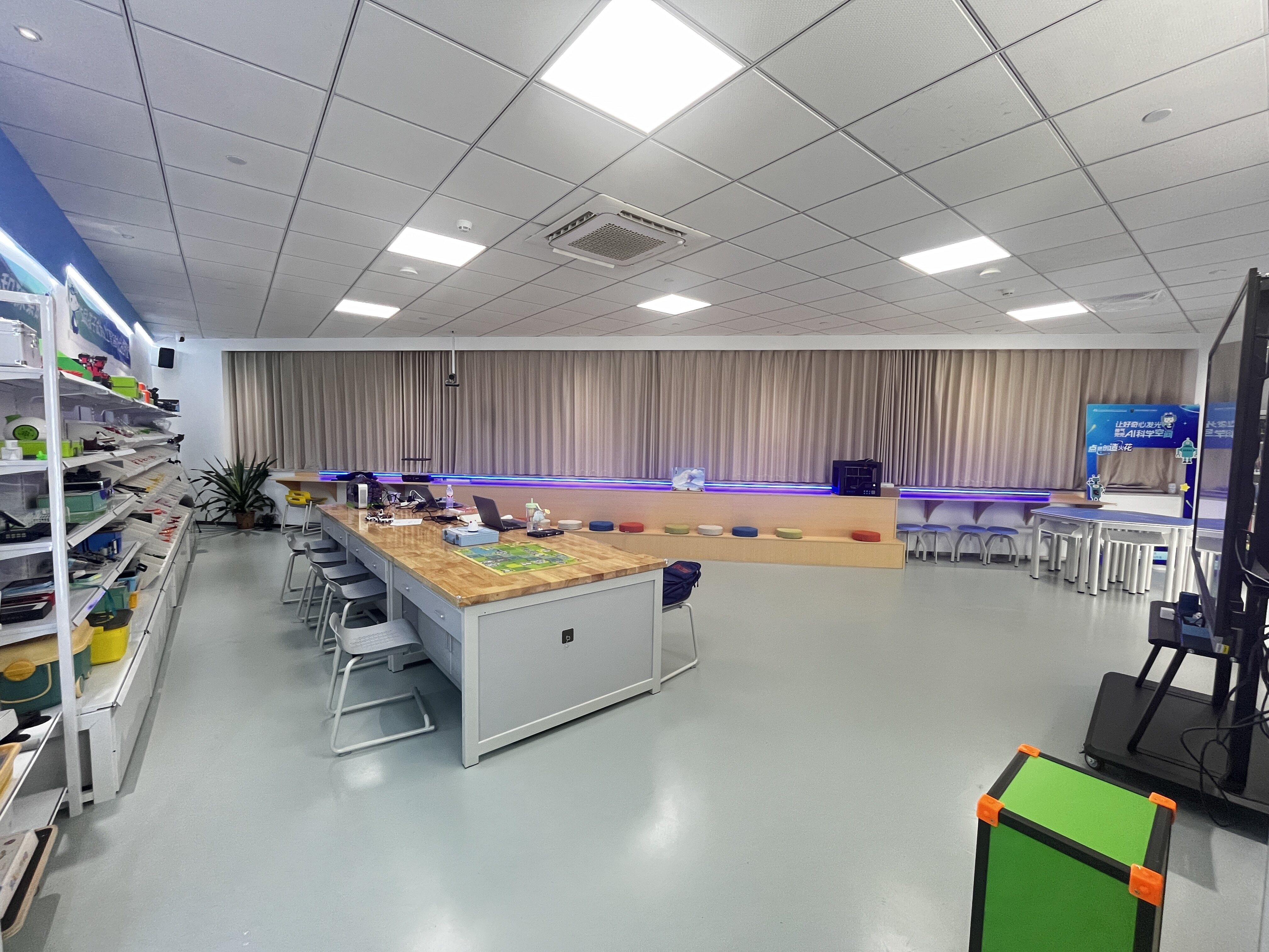 社区 AI 科学空间