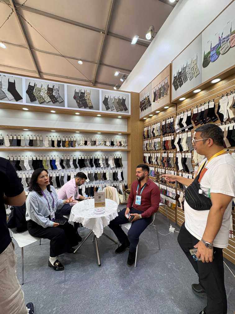 Liaoyang Yucheng Textile Technology Co., Ltd. made a remarkable appearance at the 137th Canton Fair, crafting an international name card for the "China Hosiery Industry."