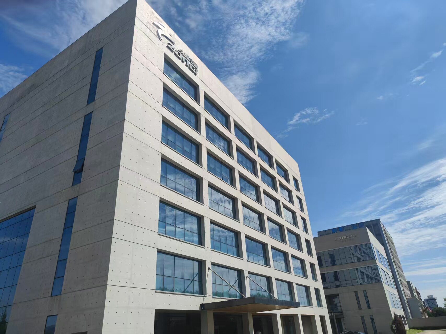 攻克多重施工难点 铸就清水工程典范
——北京众驰伟业大楼