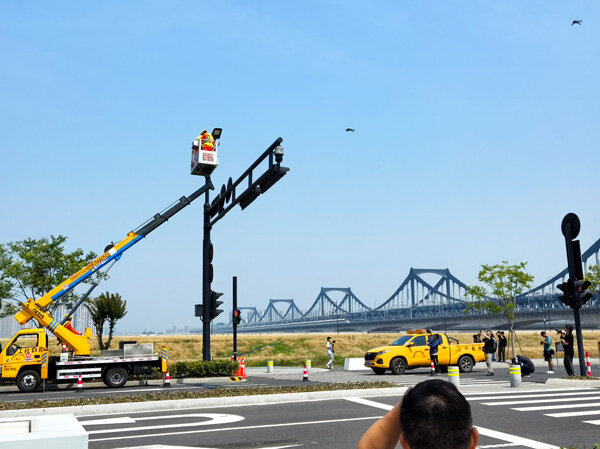 Aerial work vehicle conducting a drill for emergency repair of streetlight facility failure.