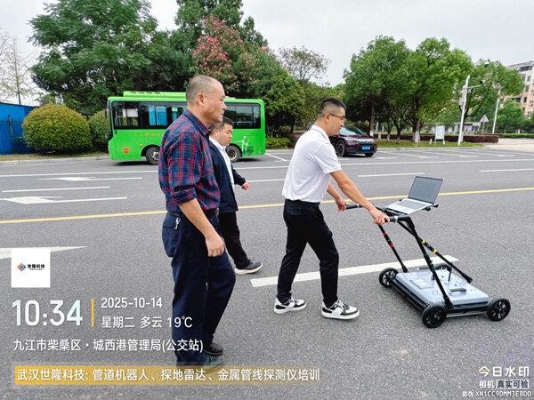 A technician uses the SL-GPR wireless ground-penetrating radar for on-site surveying in an outdoor parking lot.