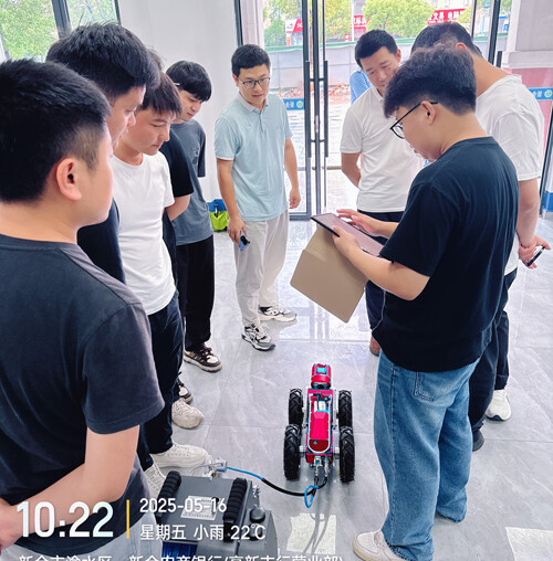 A technician demonstrated the tablet control interface of the SL-200C pipeline inspection robot to enforcement officers inside the Xinyu High-tech Ecological Environment Bureau.