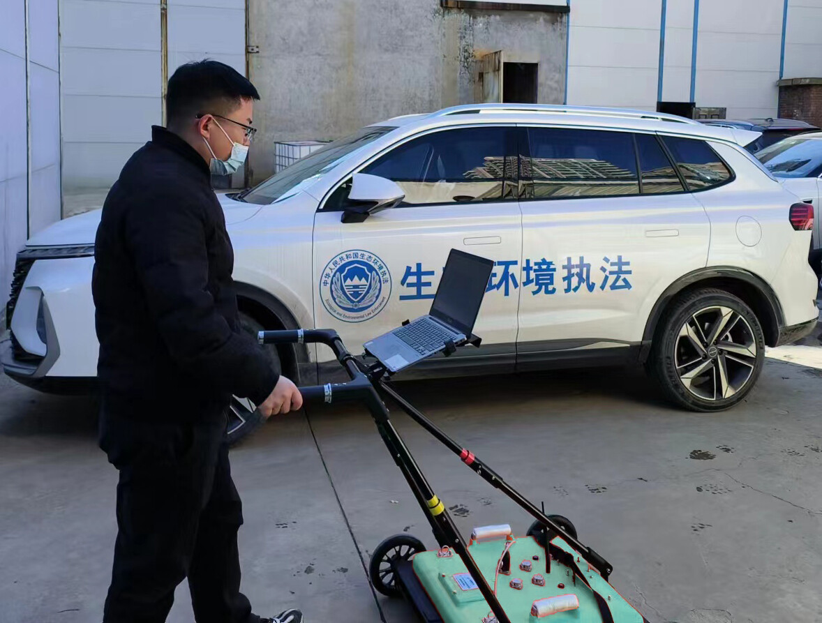 技术人员携带设备配合生态环境执法车辆作业
