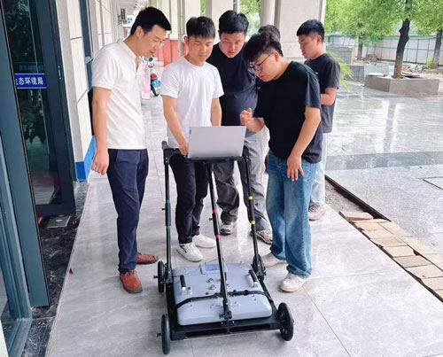 Law enforcement officers at the entrance of the Xinyu High-tech Ecological Environment Bureau are learning to operate the SL-GPR wireless ground-penetrating radar equipment.