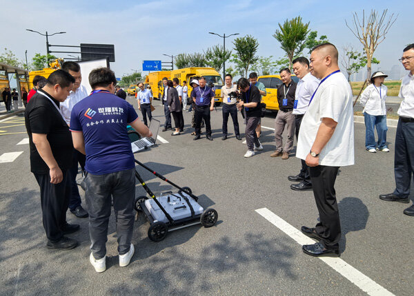 Shilong Technology staff introduces the functions of ground-penetrating radar equipment to visitors.