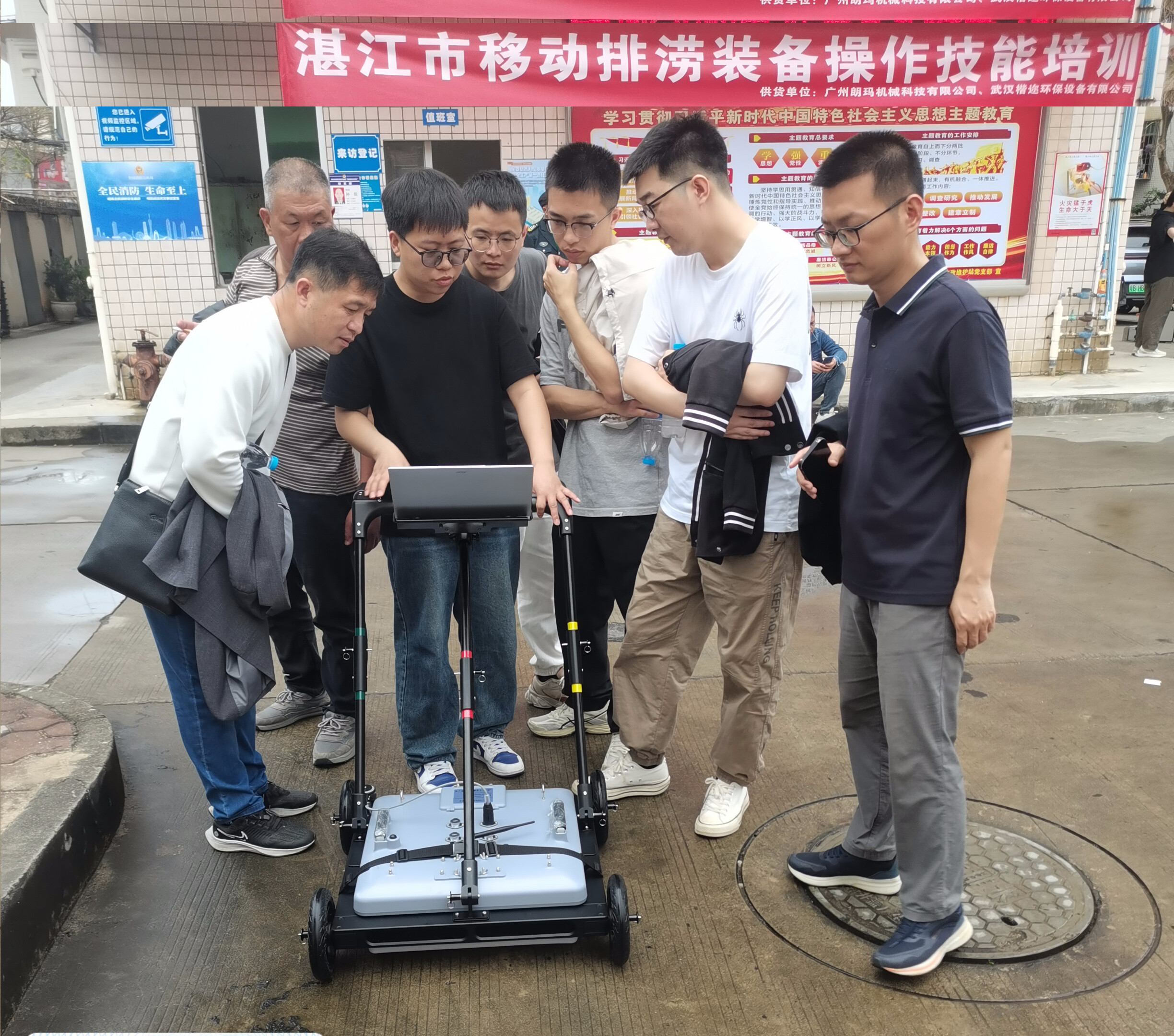 Zhanjiang City Urban Management and Comprehensive Law Enforcement Bureau, in collaboration with Shilong Technology, conducted mobile flood drainage equipment training to strengthen the flood safety barrier.