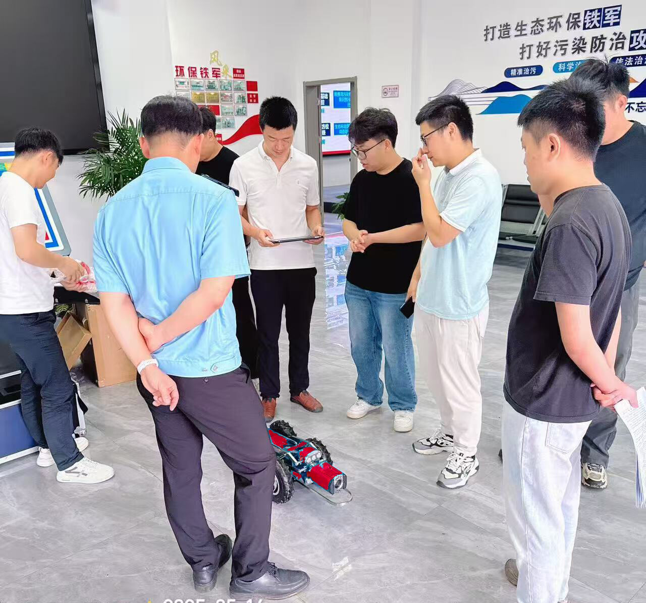 Xinyu High-tech Ecological Environment Bureau law enforcement officers listened to a technical training briefing on the SL-200C pipeline inspection robot.