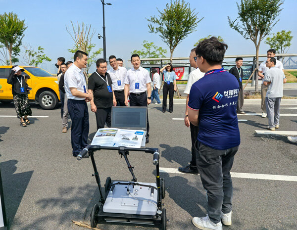 Shilong Technology staff provide a detailed introduction of the ground-penetrating radar equipment's technical specifications to leadership.