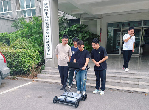 A technician instructed law enforcement officers at the entrance of Dangshan County Ecology and Environment Bureau on how to operate the SL-GPR ground-penetrating radar.