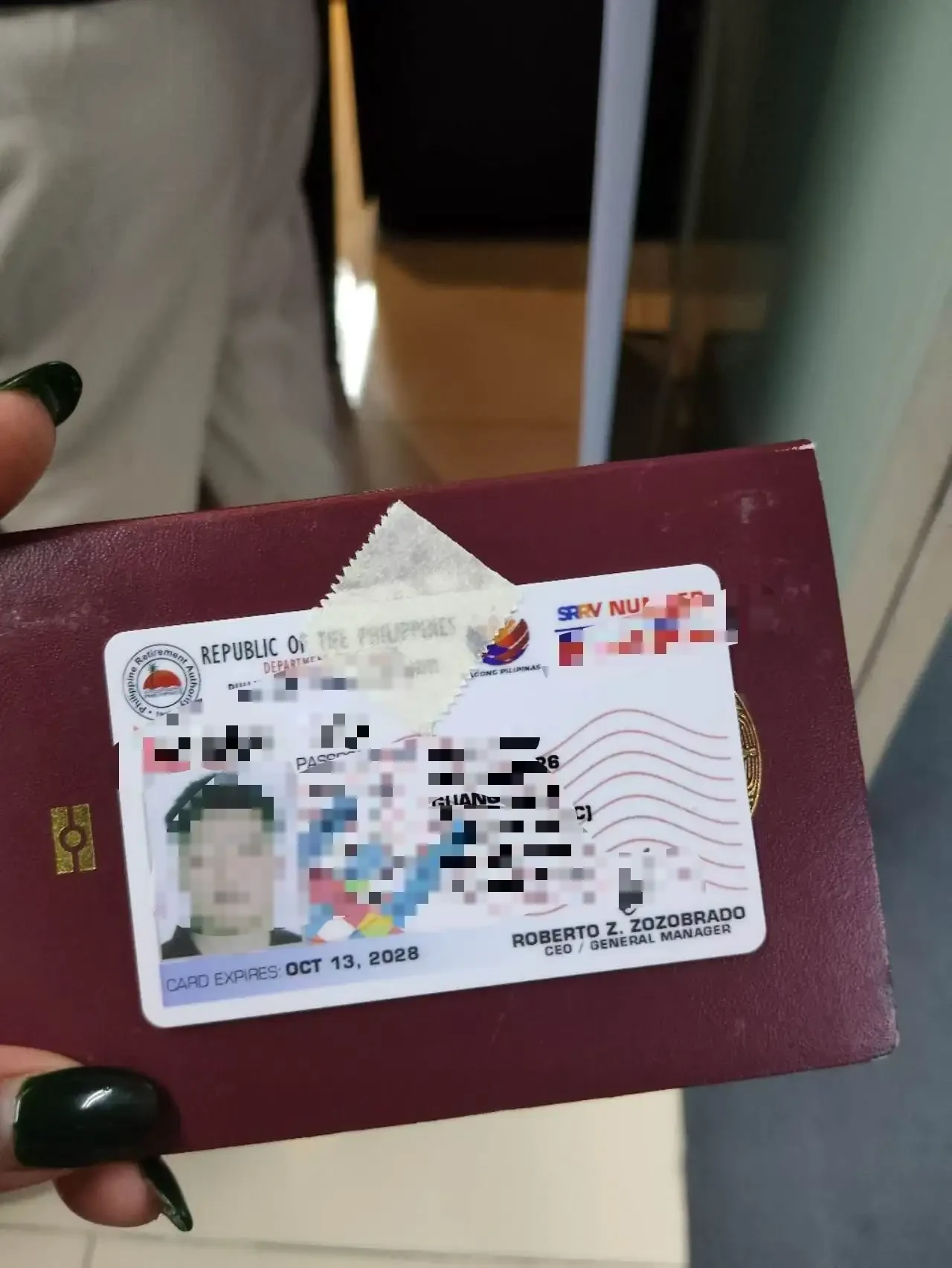 SRRV 身份证卡与护照，卡面显示卡片有效期，个人信息已做遮挡