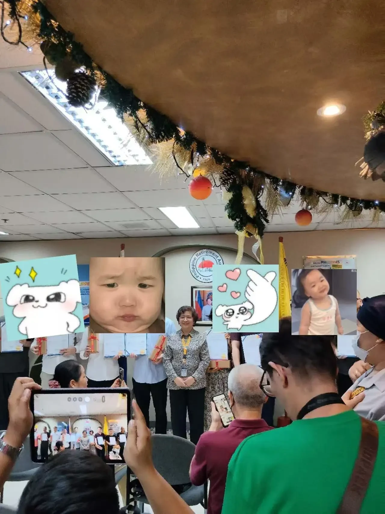 现场领证的另一个角度：申请人持证件合影，面部已做遮挡