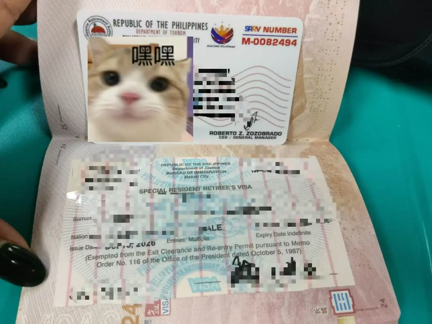 护照上的 SRRV 签证贴纸与身份证卡，证件号码已做遮挡