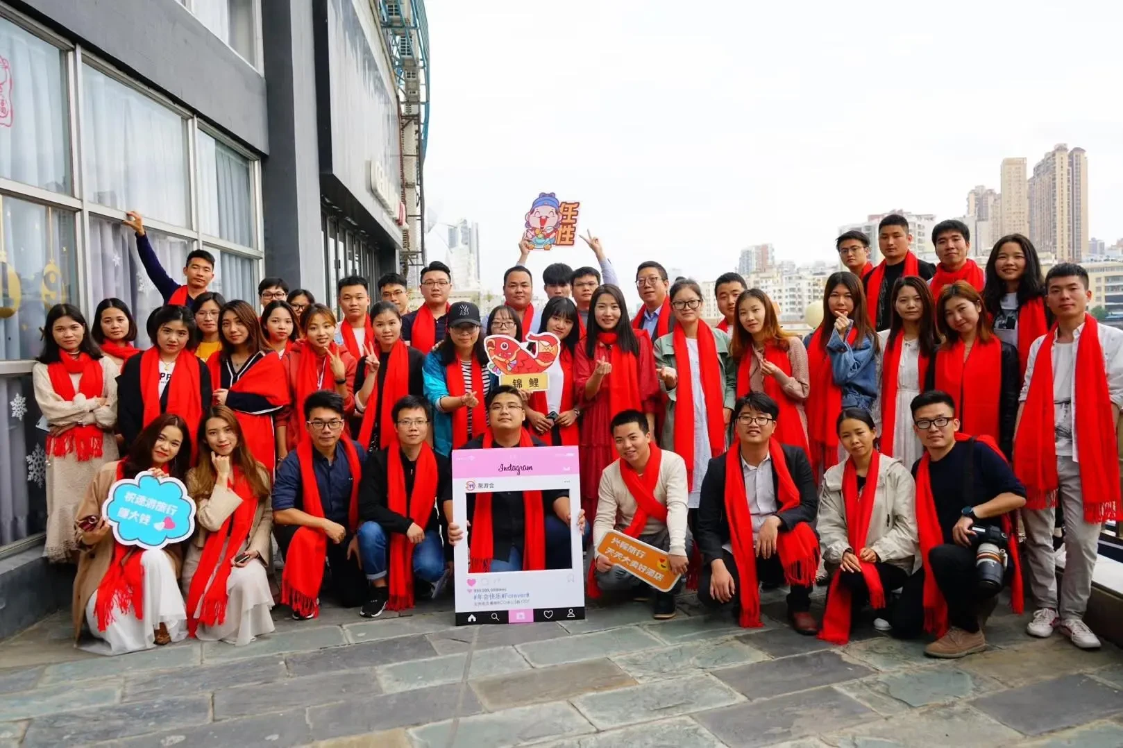 迷游旅行与中途国旅团队在办公楼下合影