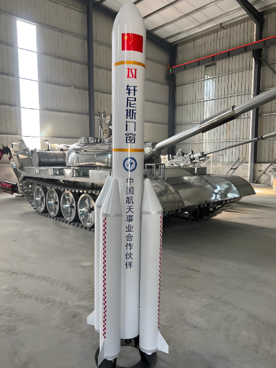 Custom Space Rocket Display Units: How Rayi Gao Transforms Sci-Fi Concepts into Stunning Reality with Large-Scale Hot Bending and Seamless Splicing