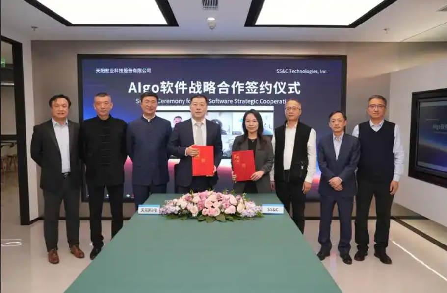 Shenzhen Display Product Customization: How Raygo Uses Seamless Precision Craftsmanship to Turn Jewelry and 3C Brand Store Displays into Silent Sales Champions?