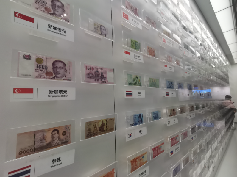 Shenzhen Display Product Customization: How Raygo Uses Seamless Precision Craftsmanship to Turn Jewelry and 3C Brand Store Displays into Silent Sales Champions?