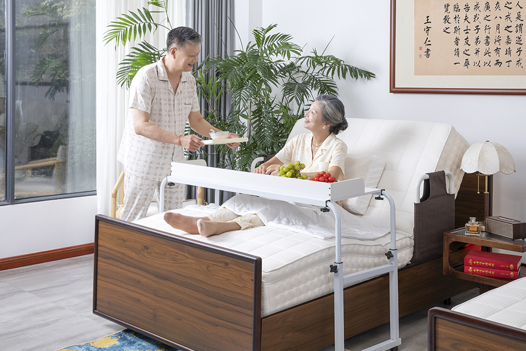 木纹暖色护理床融入中式实木卧室的居家场景