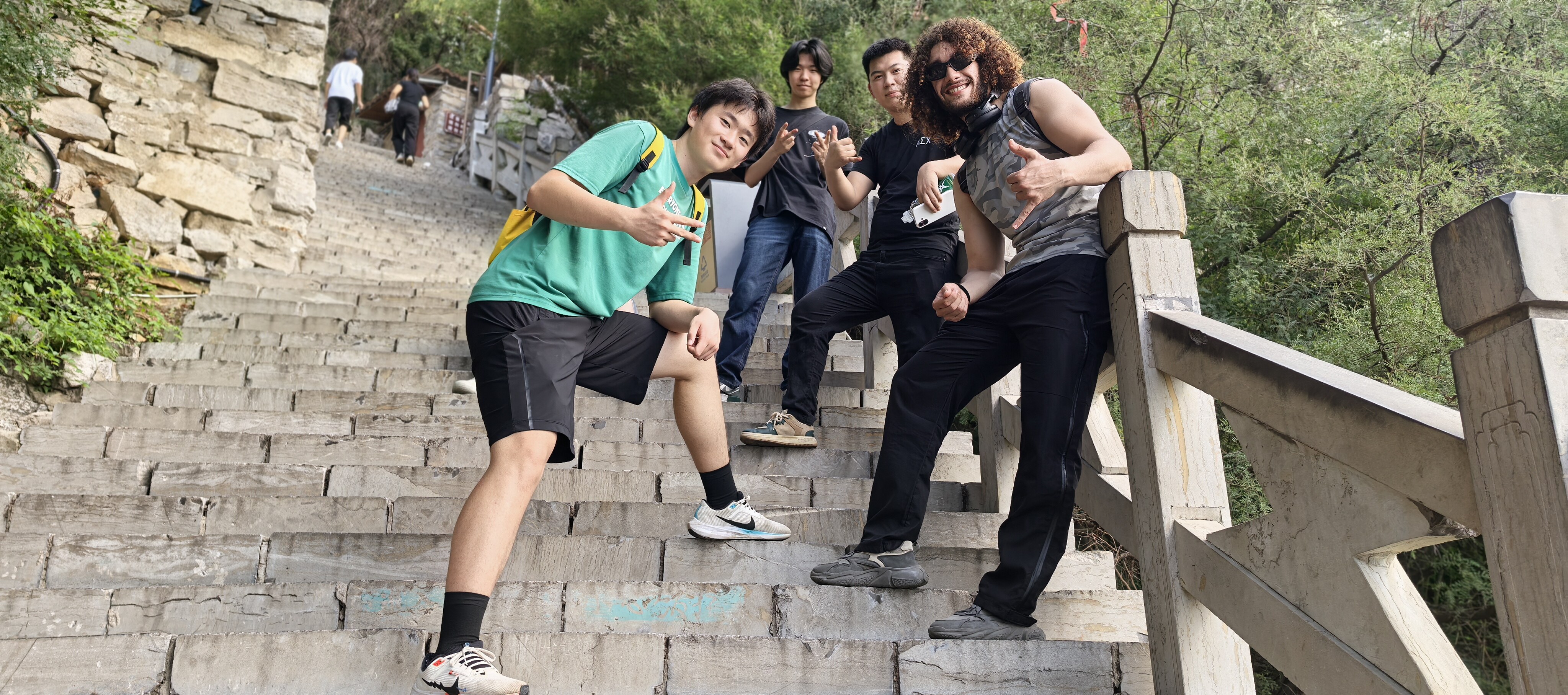 登山石阶徒步小队