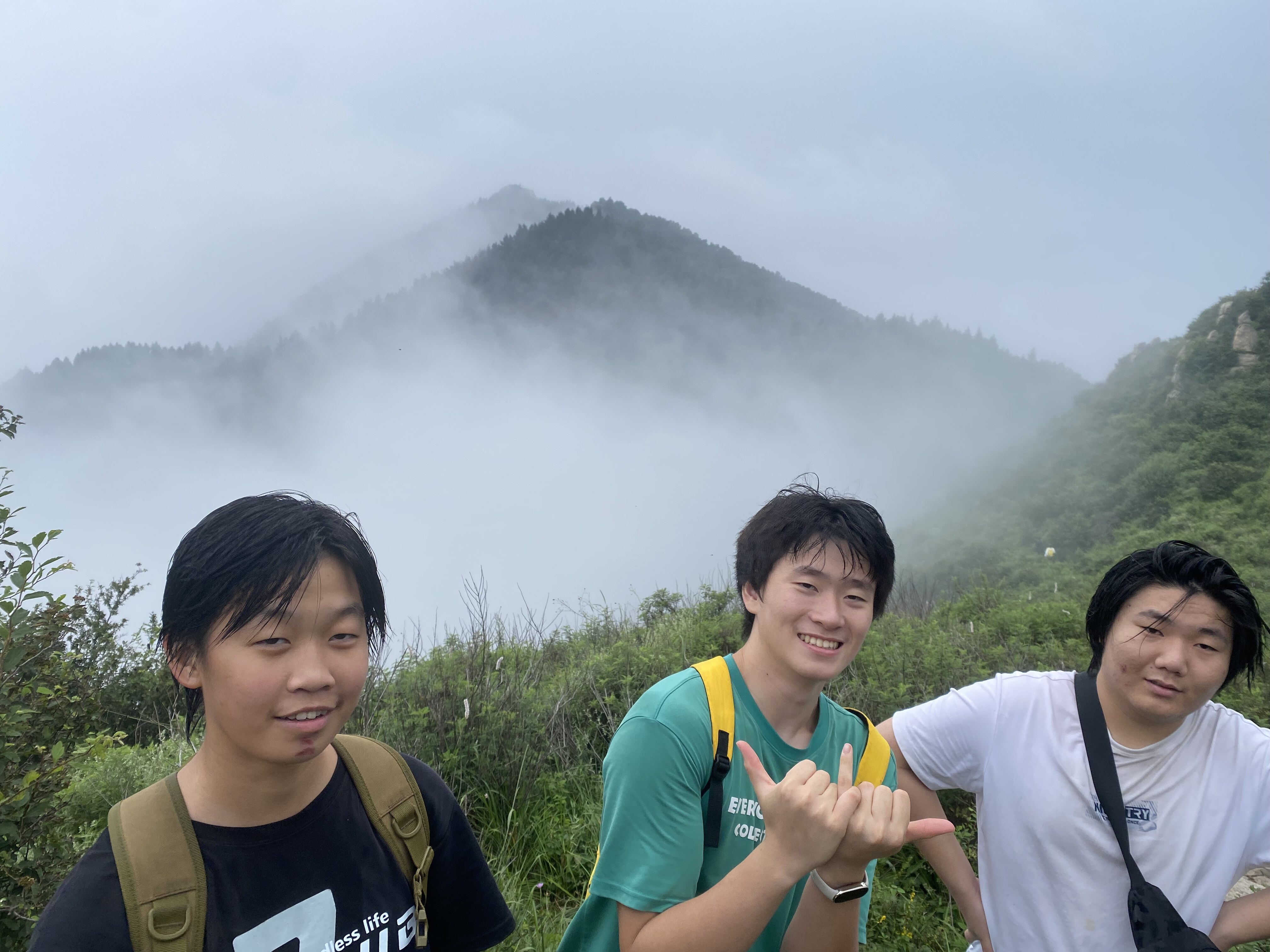 山间登山云雾合照