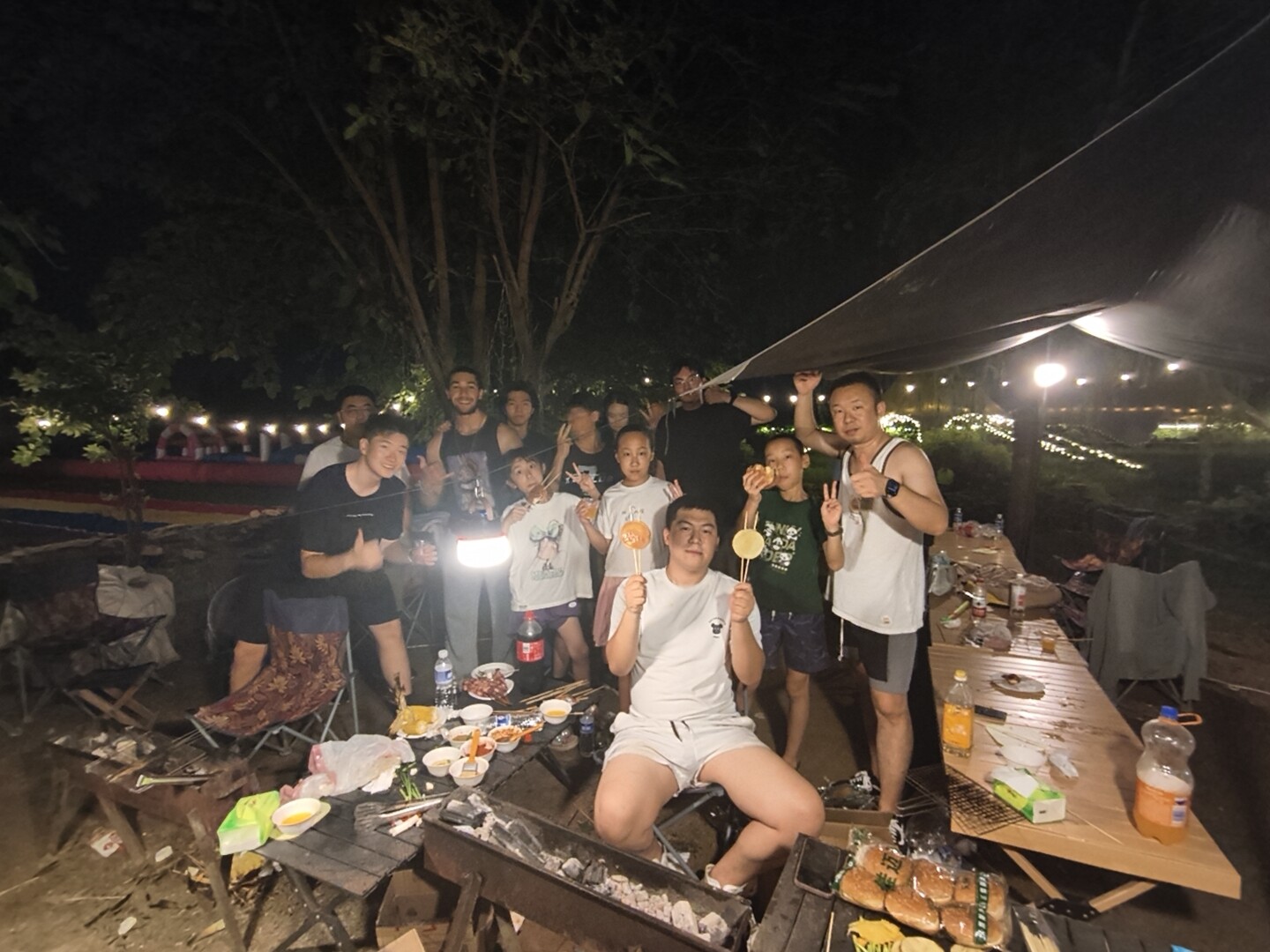 夜间户外露营烧烤