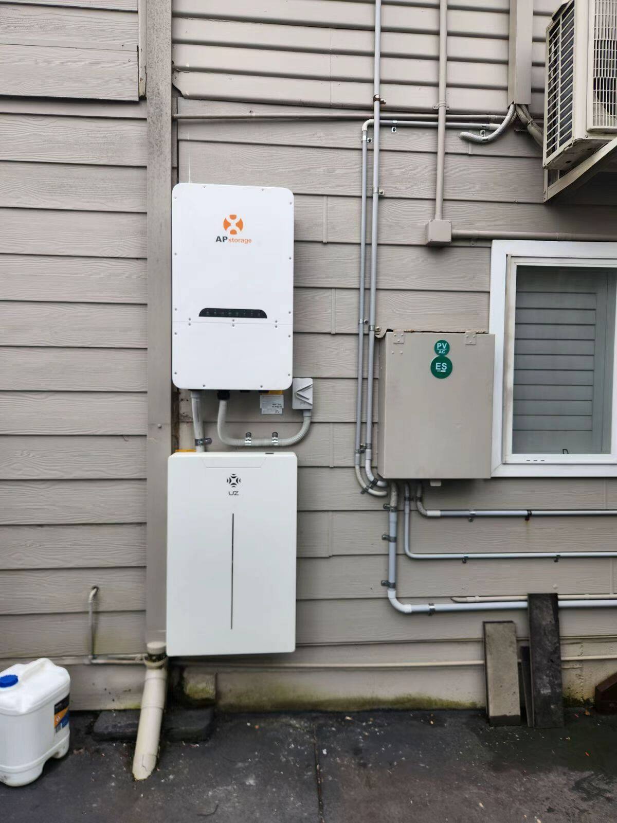 AP Storage inverter with single UZ battery exterior wall installation