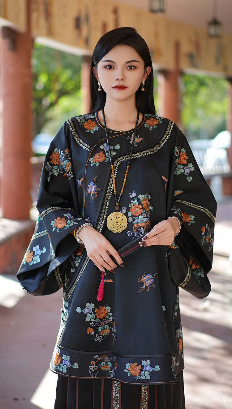 Xiangluoju Xiuchun · Xiangyunsha Embroidered Lady's Wear: New Chinese Style Xiangyunsha Women's Clothing