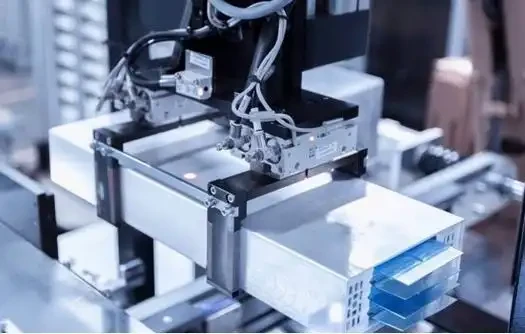 High-Speed Handling of Large-Format Thin-Film Batteries: Flexible Motion Control for Efficient, Low-Damage Transport