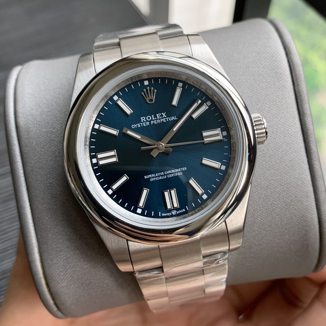 Rolex  Rolex Oyster Perpetual Silver Dial 18K Gold Markers Smooth Bezel Oyster Bracelet Watch