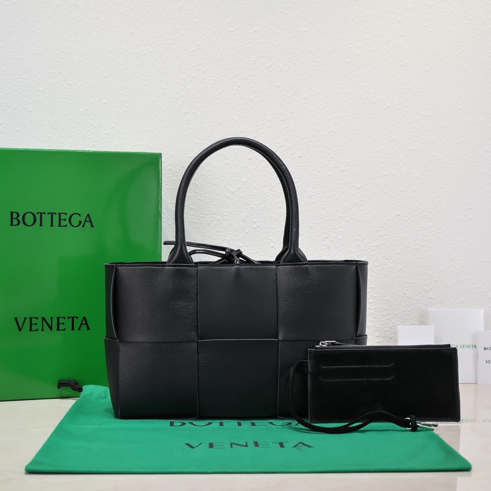 Bottega Veneta Black Large Intrecciato Woven Tote Bag With Detachable Pouch