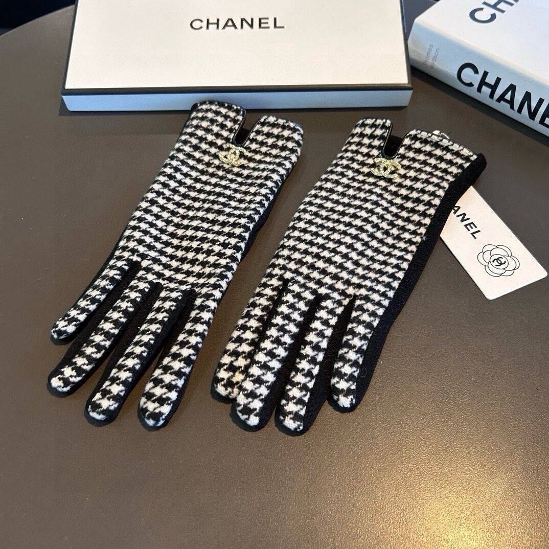 Chanel  Chanel Gold‑Tone CC Logo Houndstooth Knit Gloves