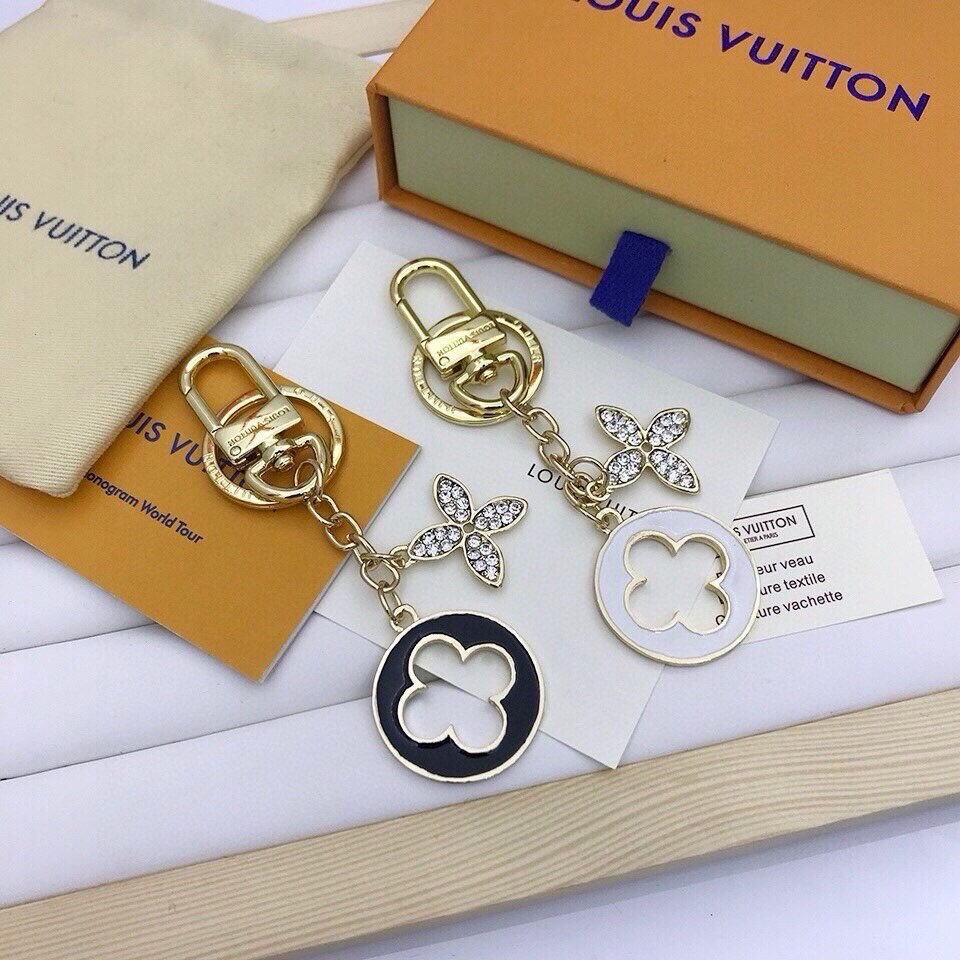  Louis Vuitton Louis Vuitton Crystal Four‑Petal Hollow Round Tag Keychain