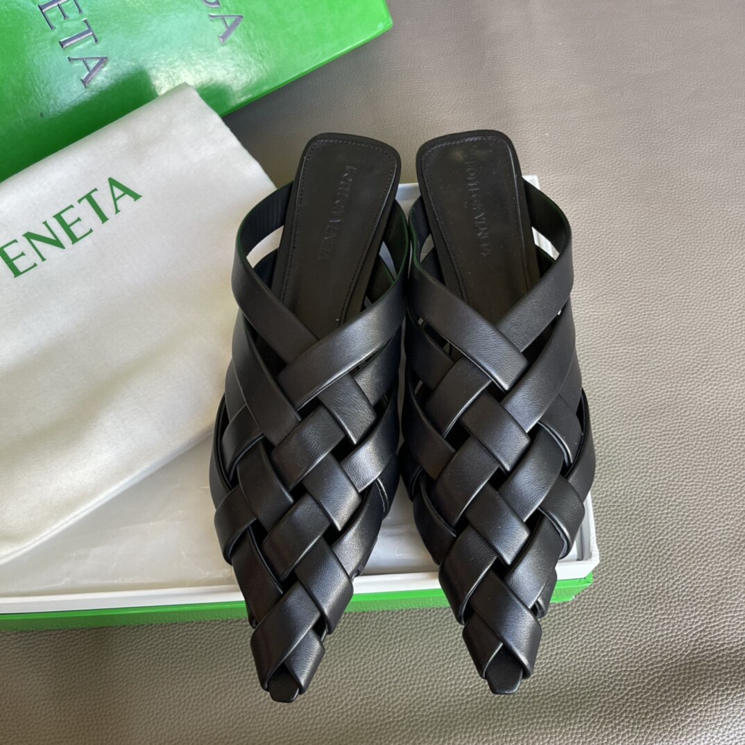 Bottega Veneta Black Intrecciato Woven Leather Pointed Toe Backless Mule Flat Slides