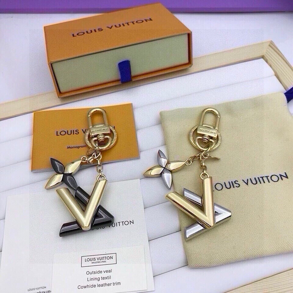 Louis Vuitton Louis Vuitton V‑Shape Four‑Petal Metal Keychain