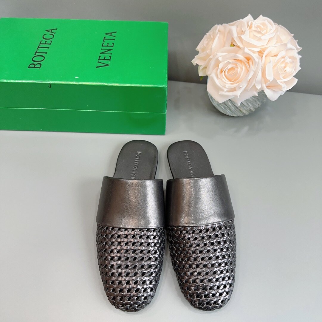 Bottega Veneta  Black Open Weave Leather Closed Toe Backless Flat Mule Slides