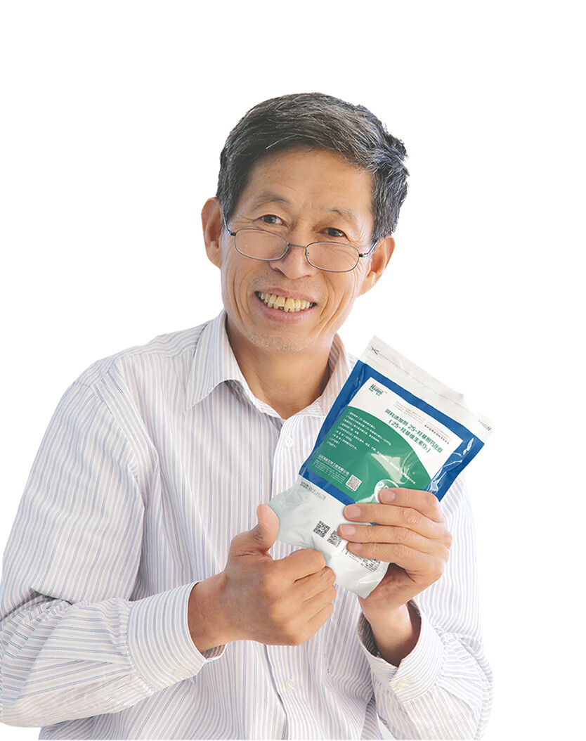 Mr. Cao Jindang, Founder & General Manager of Shandong Haineng Bioengineering, holding a company product