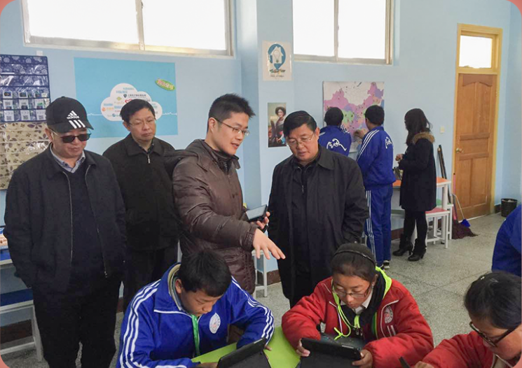 在闸北区团委的支持下，小思在西藏拉孜县中学建设了“小小智慧屋”，时任西藏教育厅长马升昌亲自考察。