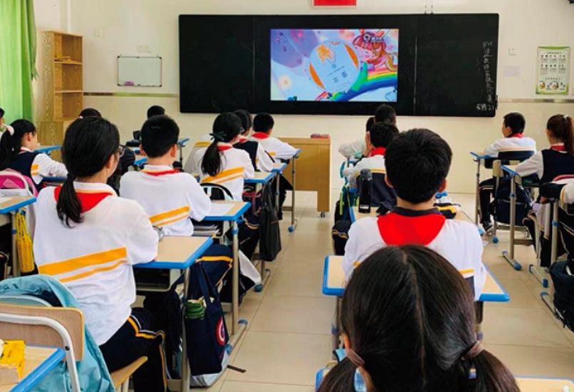 学生在教室上课