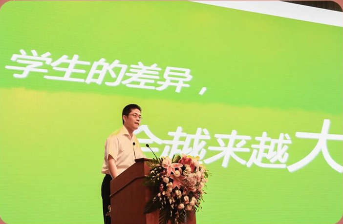 张韫受邀在上海市教委小学课程与教学会议上作报告，将近一千位小学校长参加了此次会议。