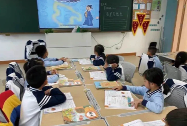 教师使用黑板教学