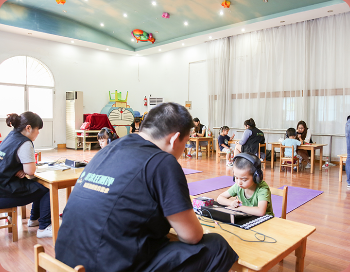 小思承接了常州市教育局的多项第三方教育评估项目，创下了同时 30 多个同事出差的记录。这也是小思首次在上海之外落地项目。