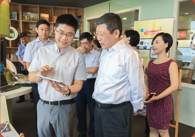 时任上海市市长杨雄考察思来氏。